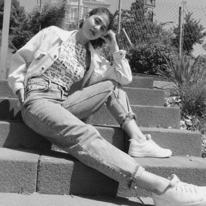 Lire la suite à propos de l’article Le jean MOM des années 80 revisité avec styles